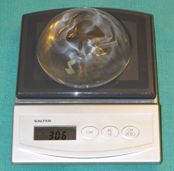 304cc-středně profilový-silikonový-gel-plněný-prsní implantát-váží-306 gramů